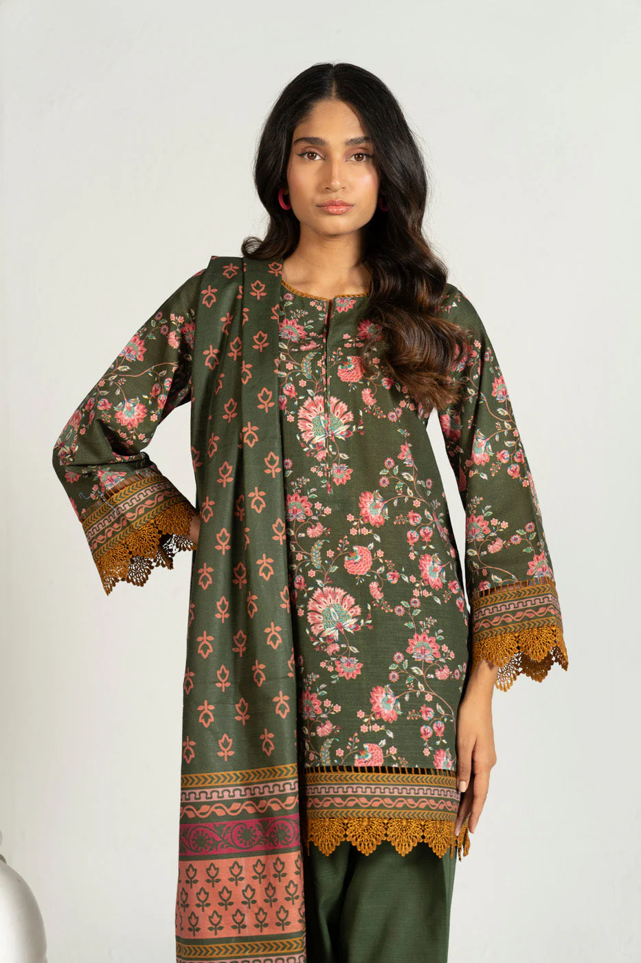 Alkaram FW-95.1-25-1-Green Winter Collection 2025 - Image 2