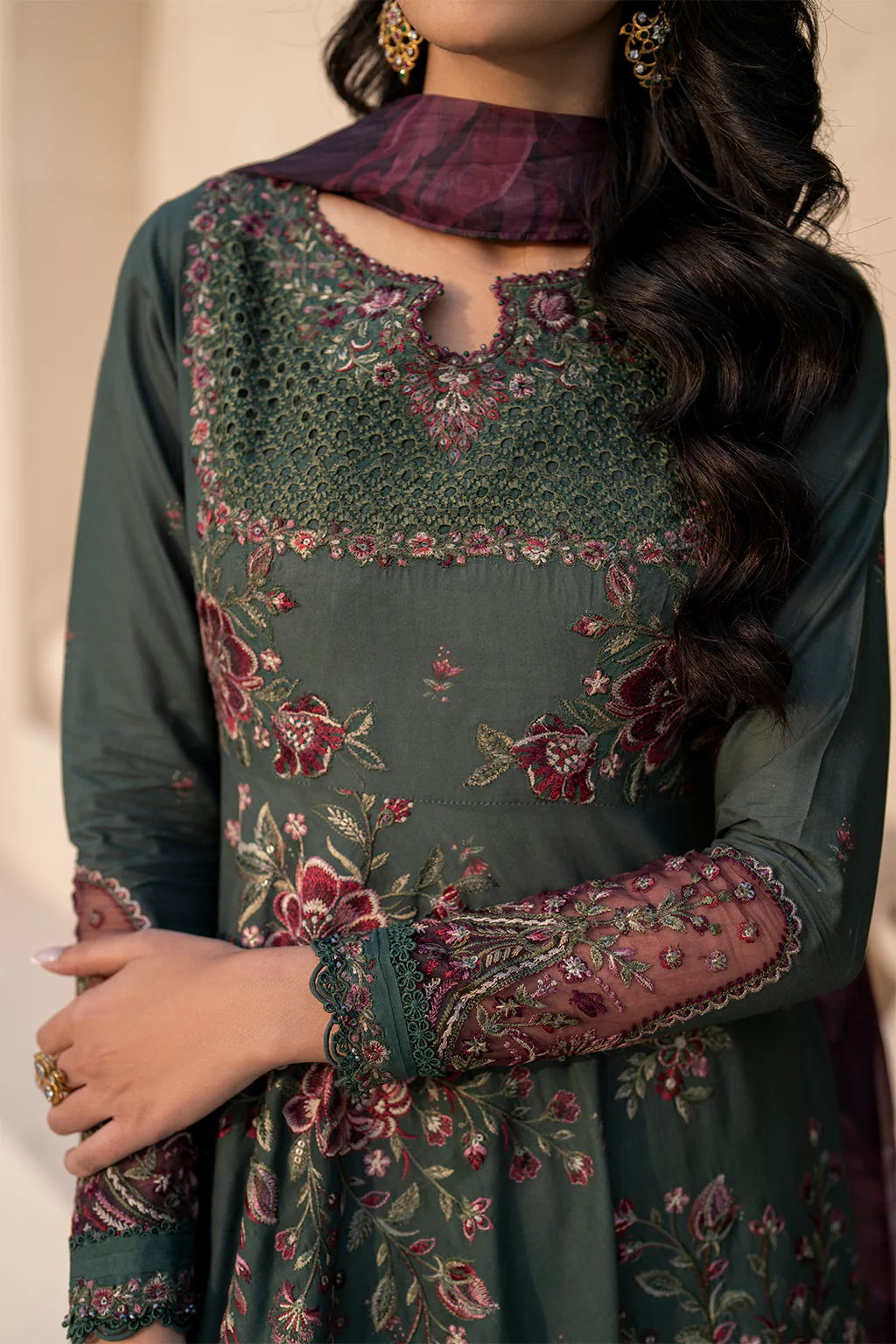 Iznik EFL-11 Festive Lawn 2025 - Image 2