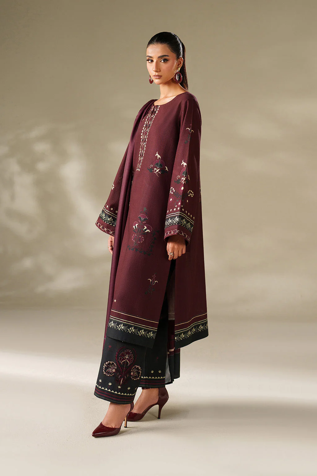 Iznik UE-570 Khaddar Edit 2025 - Image 2