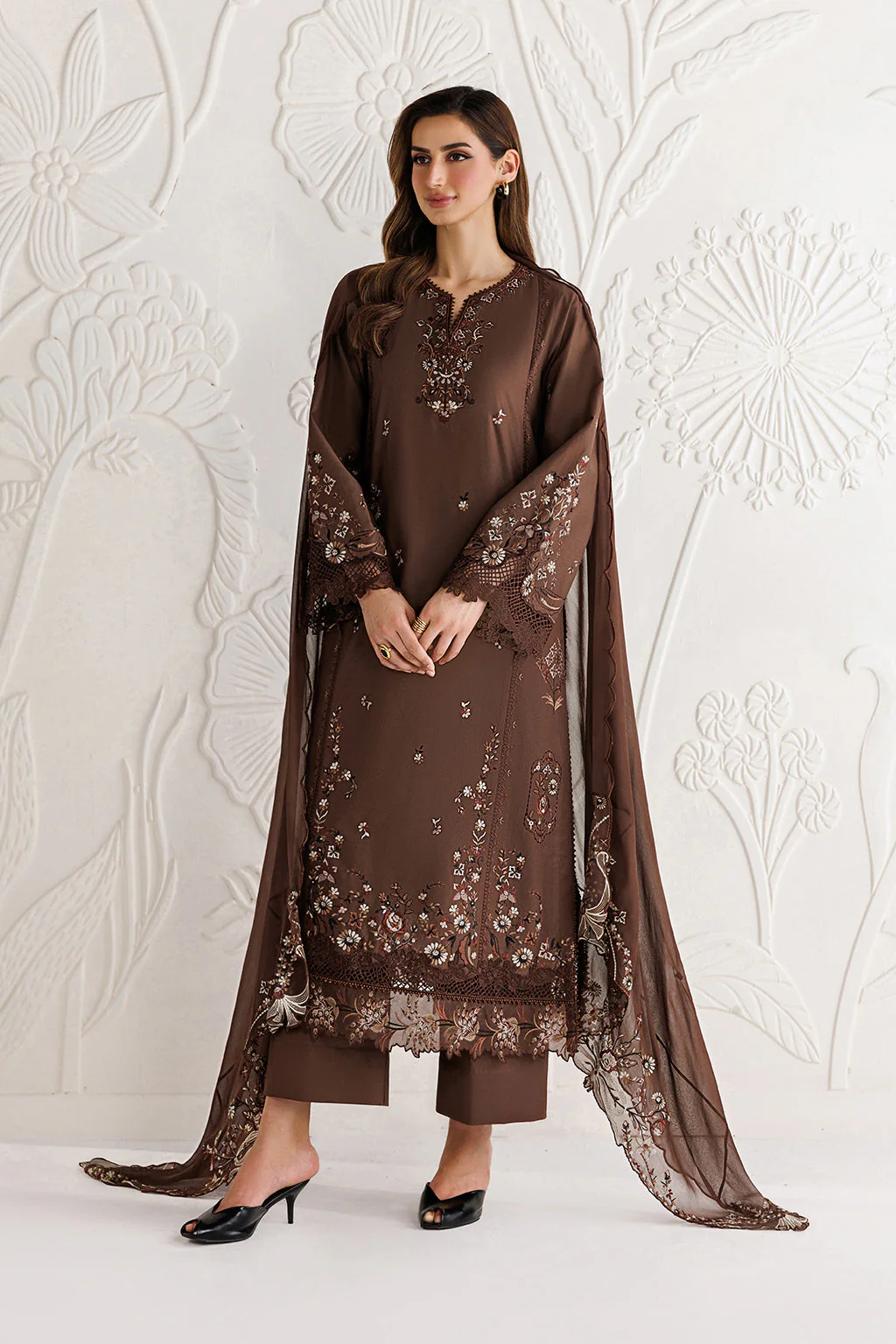 Iznik UE-686 Dyed Lawn 2026