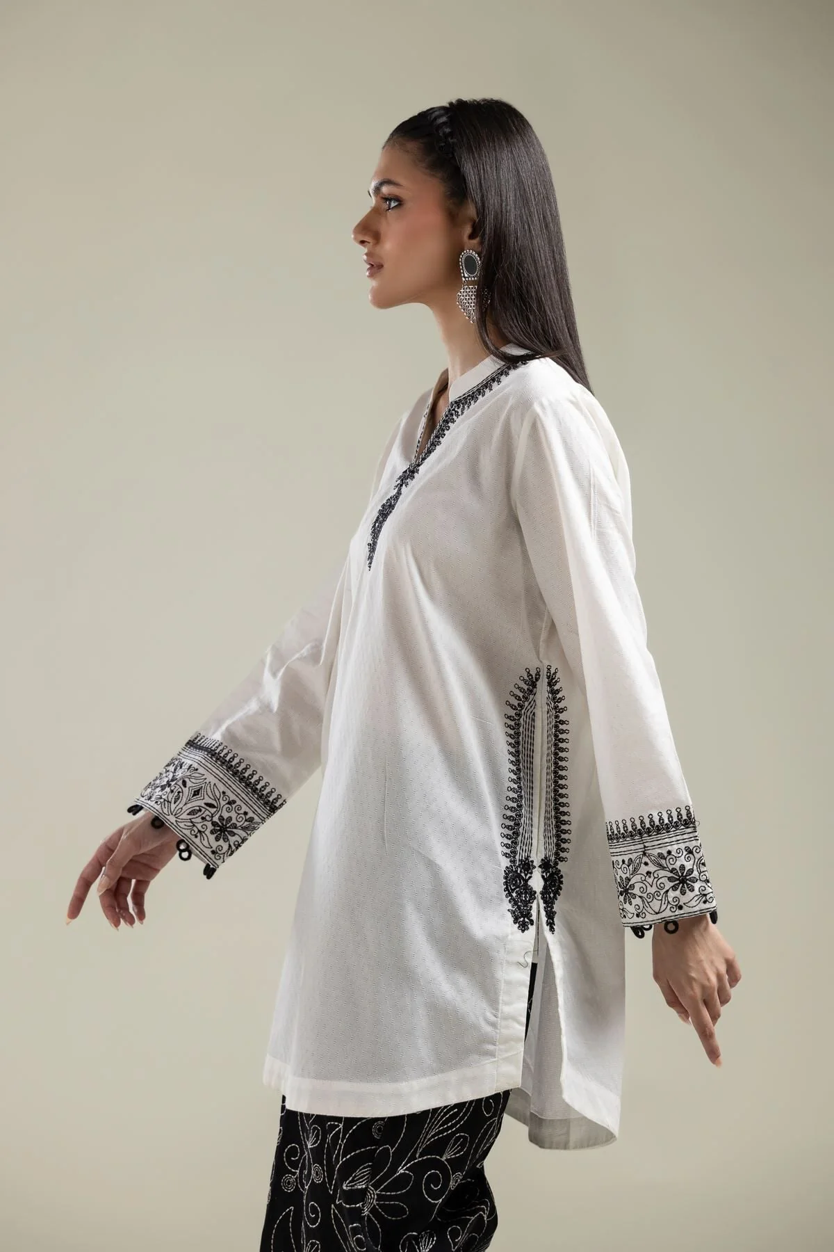 Khaadi 1-26-134-A-E-VG_MULTI Monochrome Edit 2026 - Image 3