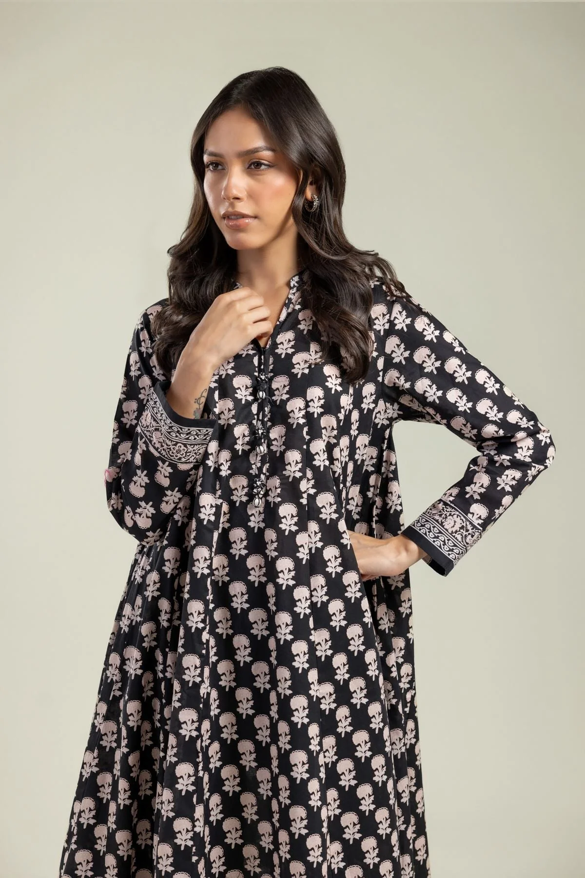 Khaadi 1-26-201-A-G-VG_MULTI Monochrome Edit 2026 - Image 2