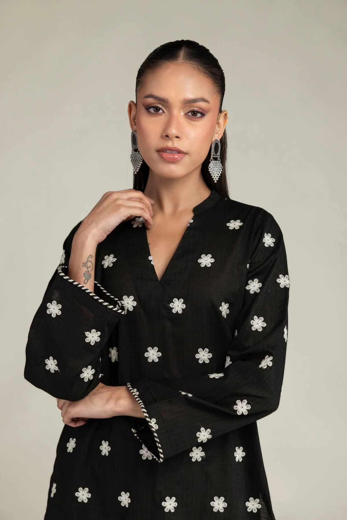 Khaadi 1-26-245-A-C1-VG_MULTI Monochrome Edit 2026 - Image 2
