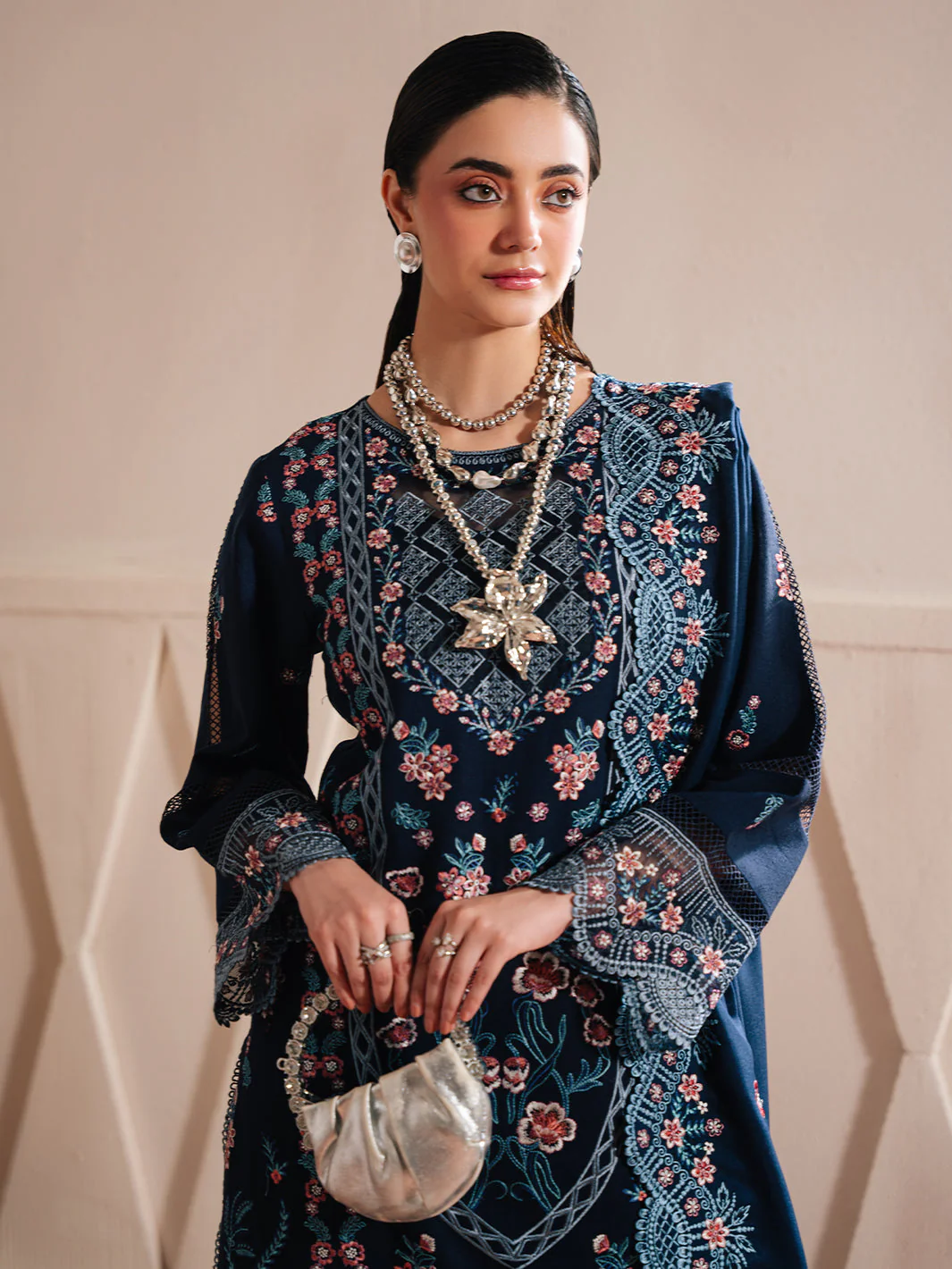 Mahnur SG-012 | 3 PC Karandi Winter Collection 2025 - Image 2