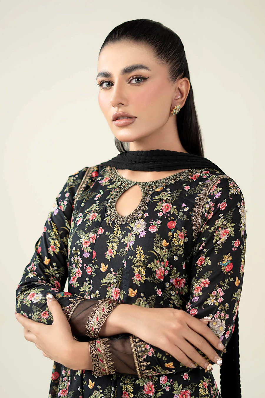 Maria B DW2481R-ESM-BPT Winter Luxury Pret 2025 - Image 2