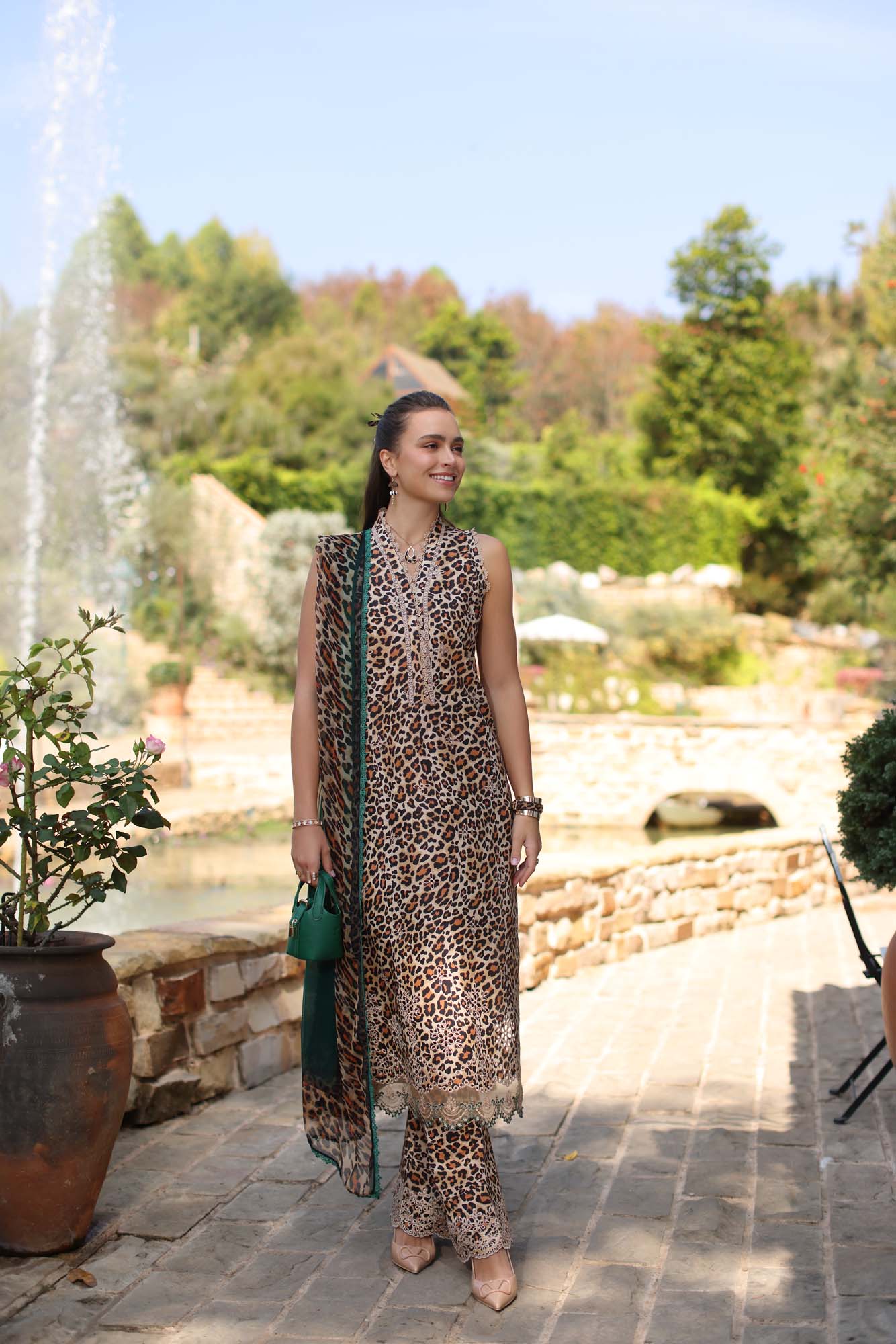 Saadia Asad D2-A Noor Luxe Chikankaari 2025 - Image 2